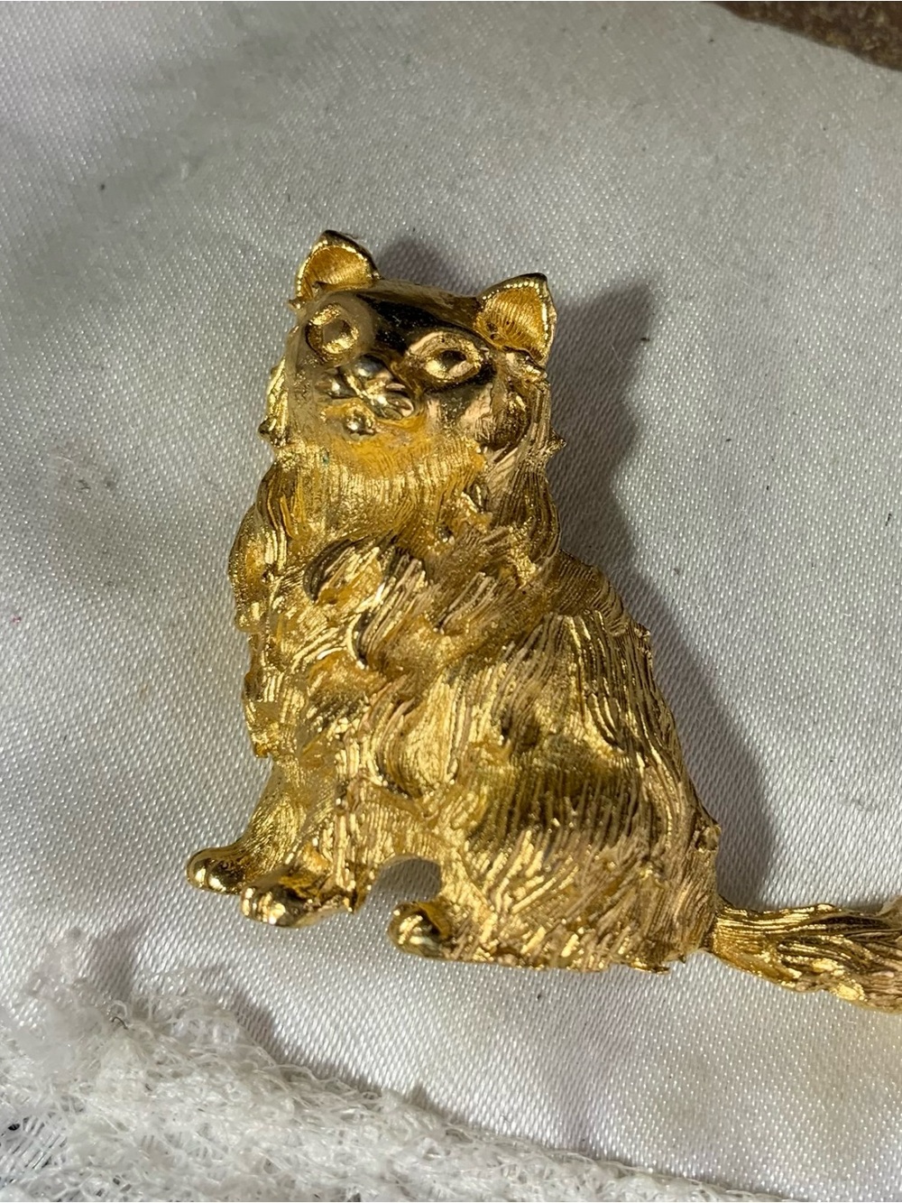 Crown Trifari Vintage Gold Tone Persian Cat Sitting Brooch